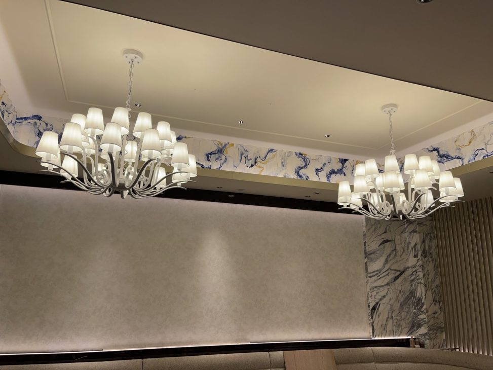 最新の海外インテリア照明の納品事例集 | 銀座クラブへ特注シャンデリアを納品:あなたの理想を形にする特注照明製作サービス 最新の海外インテリア照明の納品事例集 | 銀座クラブへ特注シャンデリアを納品:あなたの理想を形にする特注照明製作サービス