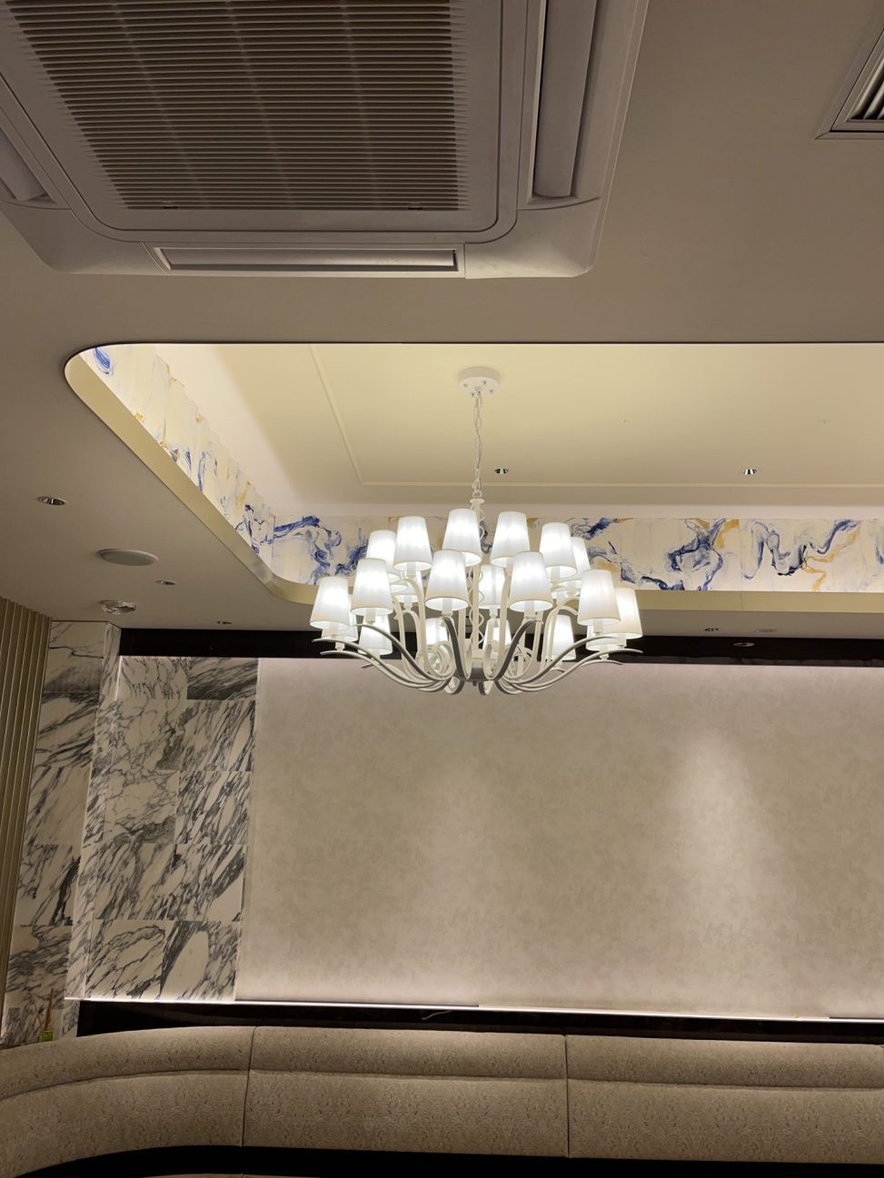 最新の海外インテリア照明の納品事例集 | 銀座クラブへ特注シャンデリアを納品:あなたの理想を形にする特注照明製作サービス 最新の海外インテリア照明の納品事例集 | 銀座クラブへ特注シャンデリアを納品:あなたの理想を形にする特注照明製作サービス