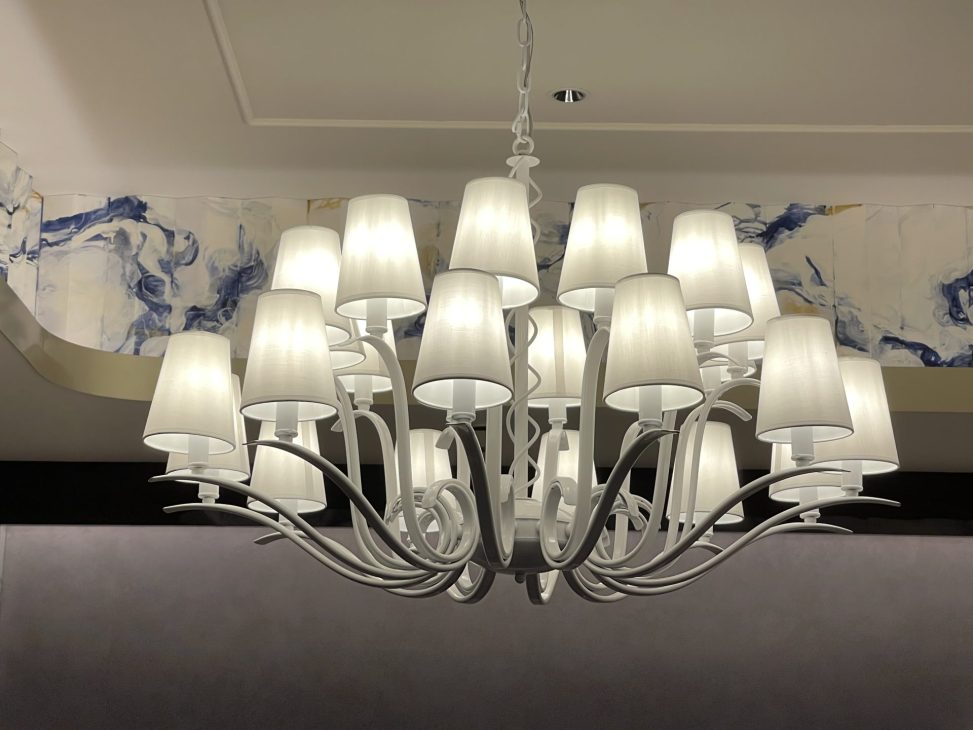 最新の海外インテリア照明の納品事例集 | 銀座クラブへ特注シャンデリアを納品:あなたの理想を形にする特注照明製作サービス 最新の海外インテリア照明の納品事例集 | 銀座クラブへ特注シャンデリアを納品:あなたの理想を形にする特注照明製作サービス