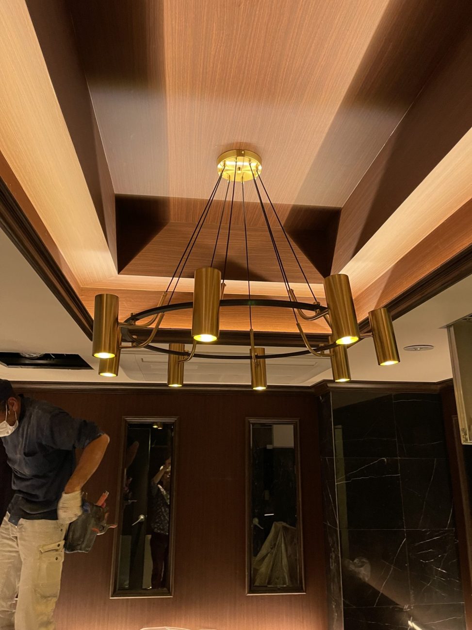 最新の海外インテリア照明の納品事例集 | 銀座クラブへ特注シャンデリアを納品:あなたの理想を形にする特注照明製作サービス 最新の海外インテリア照明の納品事例集 | 銀座クラブへ特注シャンデリアを納品:あなたの理想を形にする特注照明製作サービス