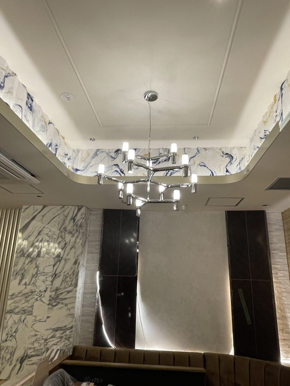 最新の海外インテリア照明の納品事例集 | 銀座クラブへ特注シャンデリアを納品:あなたの理想を形にする特注照明製作サービス 最新の海外インテリア照明の納品事例集 | 銀座クラブへ特注シャンデリアを納品:あなたの理想を形にする特注照明製作サービス