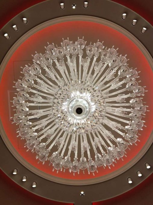 インテリア照明の納品実績 | 代官山レストランのシャンデリアに大型クラシックシャンデリア92灯を納品しました。