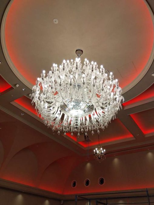 インテリア照明の納品実績 | 代官山レストランのシャンデリアに大型クラシックシャンデリア92灯を納品しました。