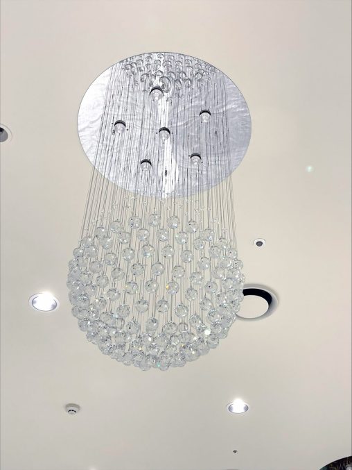 インテリア照明の納品実績 | レンブラントホテル様にワイヤーアートのクリスタルシーリングシャンデリア