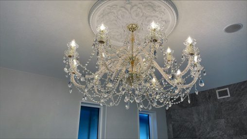 インテリア照明の納品実績 | 越谷のN様邸に豪華な吹き抜けにピッタリのシャンデリアを納品させていただきました。