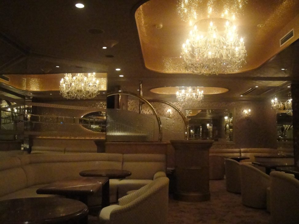 最新の海外インテリア照明の納品事例集 | 六本木 CLUB「エリゼ」様に特注のクリスタルカーテンを納品しました。 最新の海外インテリア照明の納品事例集 | 六本木 CLUB「エリゼ」様に特注のクリスタルカーテンを納品しました。