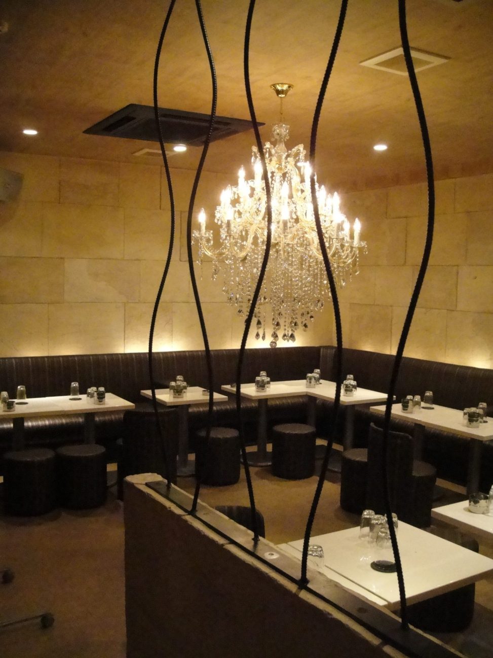 最新の海外インテリア照明の納品事例集 | CLUB「グラマラス」様にクリスタル大型シャンデリアを納品しました。 最新の海外インテリア照明の納品事例集 | CLUB「グラマラス」様にクリスタル大型シャンデリアを納品しました。