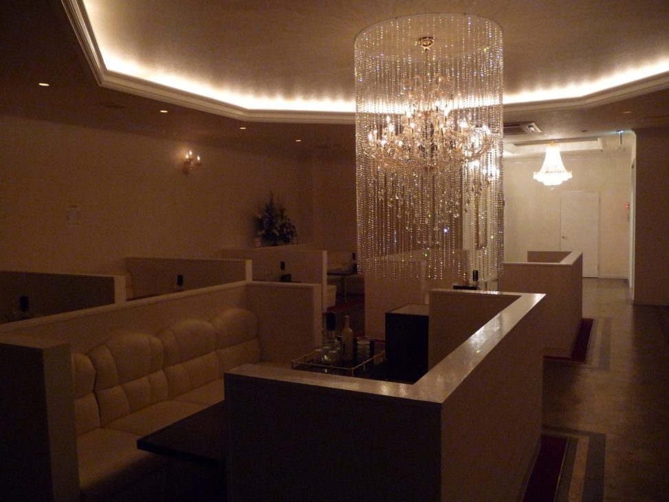 最新の海外インテリア照明の納品事例集 | クラブプレミア様にシャンデリアとクリスタルカーテンの特注照明 最新の海外インテリア照明の納品事例集 | クラブプレミア様にシャンデリアとクリスタルカーテンの特注照明