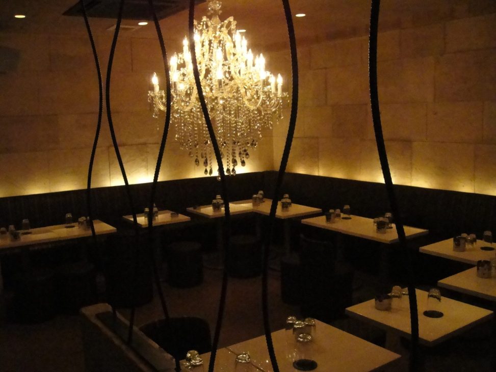 最新の海外インテリア照明の納品事例集 | CLUB「グラマラス」様にクリスタル大型シャンデリアを納品しました。 最新の海外インテリア照明の納品事例集 | CLUB「グラマラス」様にクリスタル大型シャンデリアを納品しました。