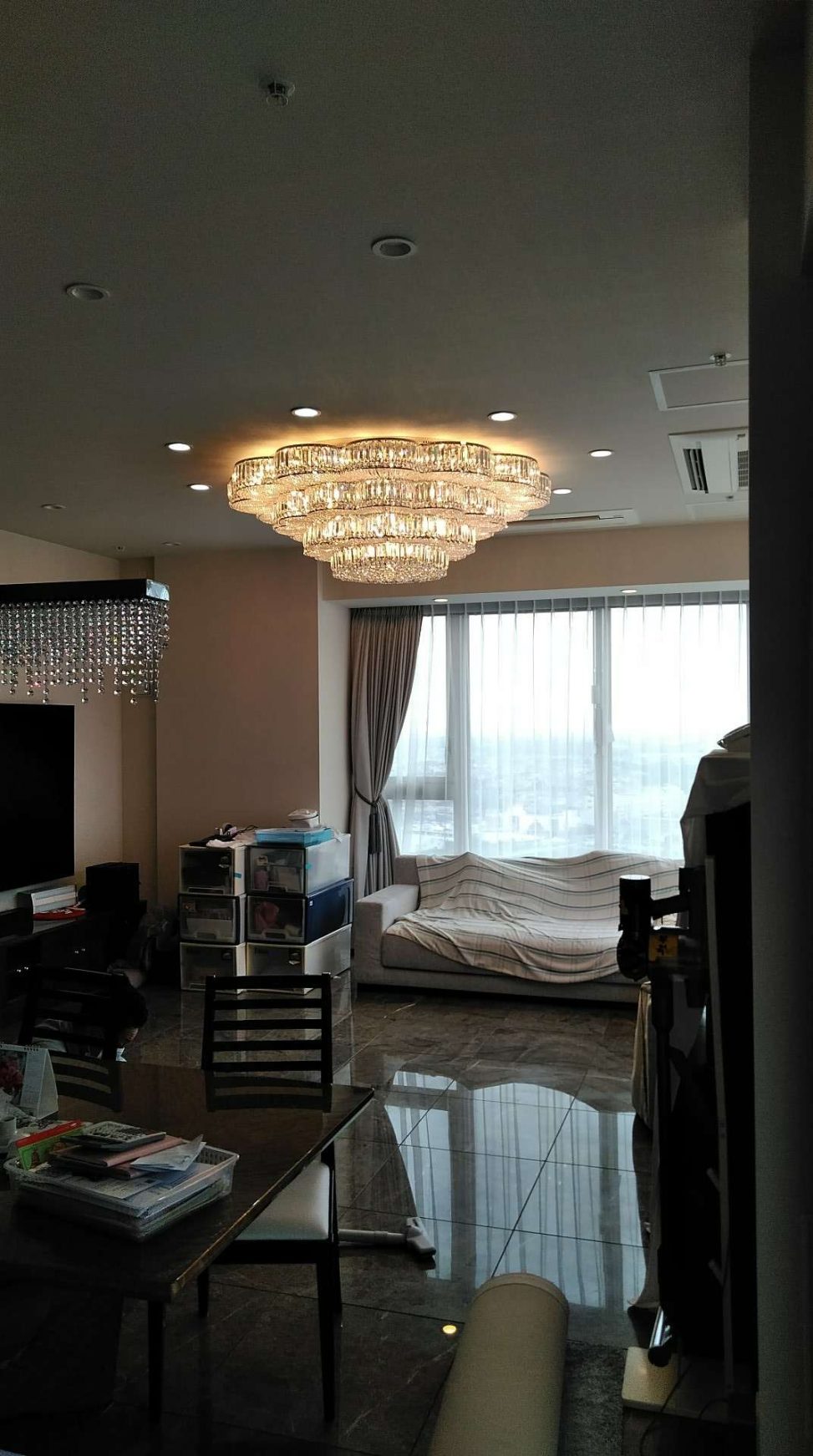 最新の海外インテリア照明の納品事例集 | モダンな空間に華やかなクリスタルシーリングライトを納品しました。 最新の海外インテリア照明の納品事例集 | モダンな空間に華やかなクリスタルシーリングライトを納品しました。