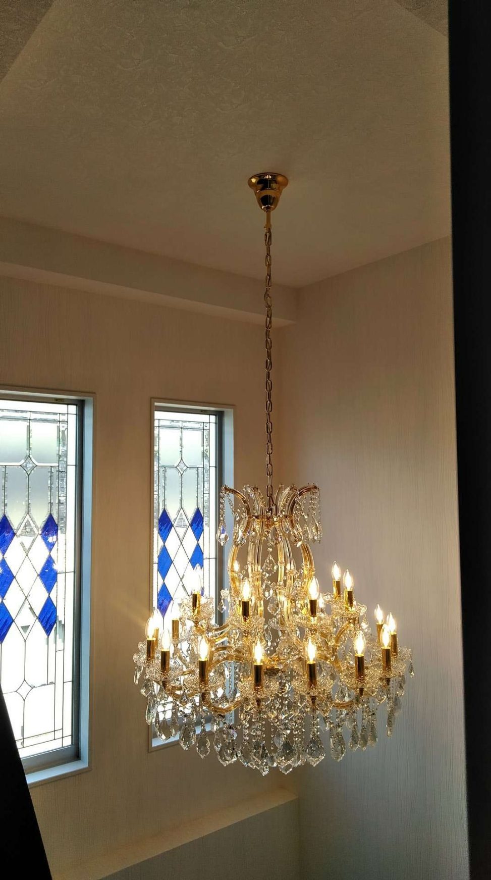 最新の海外インテリア照明の納品事例集 | 大きな吹き抜けに大型のクリスタルシャンデリアを納品しました。 最新の海外インテリア照明の納品事例集 | 大きな吹き抜けに大型のクリスタルシャンデリアを納品しました。