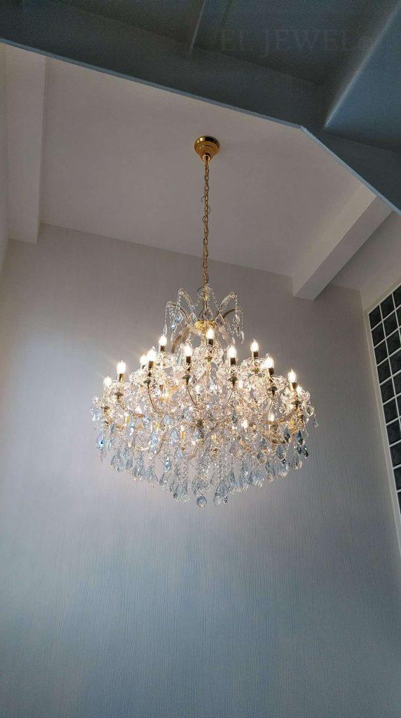 最新の海外インテリア照明の納品事例集 | 大きな吹き抜けに大型のクリスタルシャンデリアを納品しました。 最新の海外インテリア照明の納品事例集 | 大きな吹き抜けに大型のクリスタルシャンデリアを納品しました。