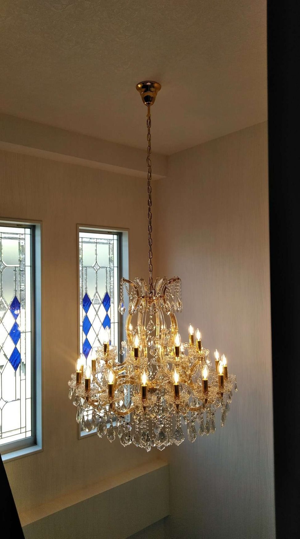 最新の海外インテリア照明の納品事例集 | 大きな吹き抜けに大型のクリスタルシャンデリアを納品しました。 最新の海外インテリア照明の納品事例集 | 大きな吹き抜けに大型のクリスタルシャンデリアを納品しました。