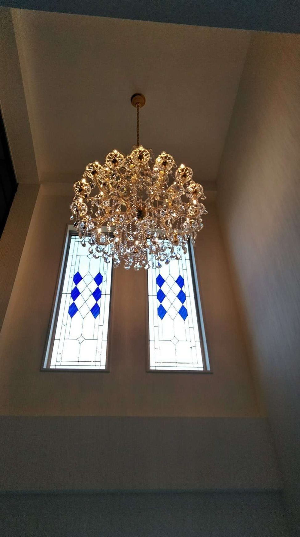 最新の海外インテリア照明の納品事例集 | 大きな吹き抜けに大型のクリスタルシャンデリアを納品しました。 最新の海外インテリア照明の納品事例集 | 大きな吹き抜けに大型のクリスタルシャンデリアを納品しました。