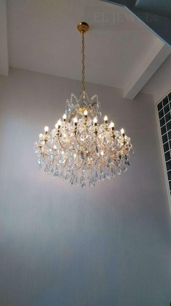 最新の海外インテリア照明の納品事例集 | 大きな吹き抜けに大型のクリスタルシャンデリアを納品しました。 最新の海外インテリア照明の納品事例集 | 大きな吹き抜けに大型のクリスタルシャンデリアを納品しました。