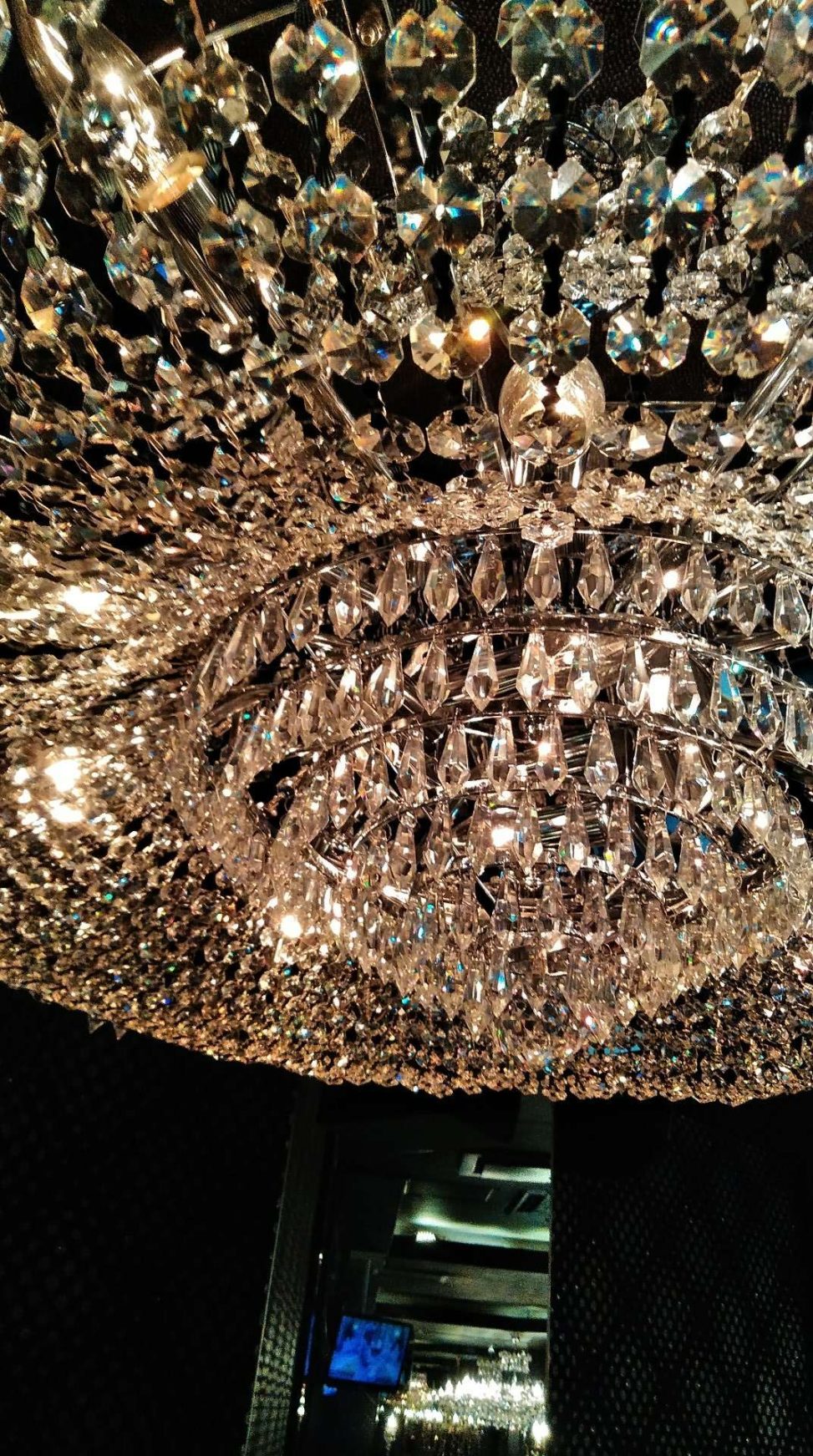 最新の海外インテリア照明の納品事例集 | 新宿のホストクラブ様にクリスあるシャンデリアを納品いたしました。 最新の海外インテリア照明の納品事例集 | 新宿のホストクラブ様にクリスあるシャンデリアを納品いたしました。