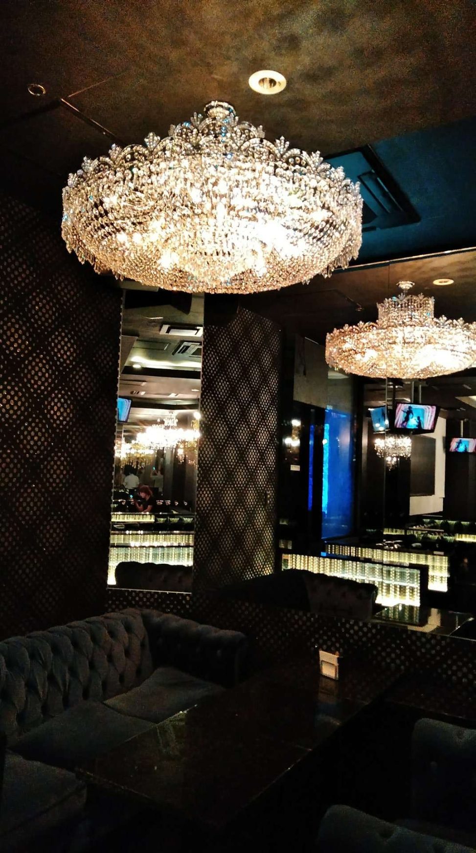 最新の海外インテリア照明の納品事例集 | 新宿のホストクラブ様にクリスあるシャンデリアを納品いたしました。 最新の海外インテリア照明の納品事例集 | 新宿のホストクラブ様にクリスあるシャンデリアを納品いたしました。