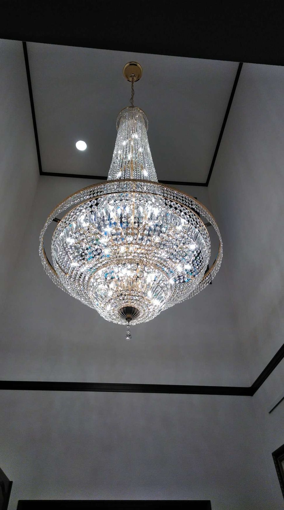 最新の海外インテリア照明の納品事例集 | 特注オーダー吹き抜けクリスタルシャンデリアを納品しました。 最新の海外インテリア照明の納品事例集 | 特注オーダー吹き抜けクリスタルシャンデリアを納品しました。