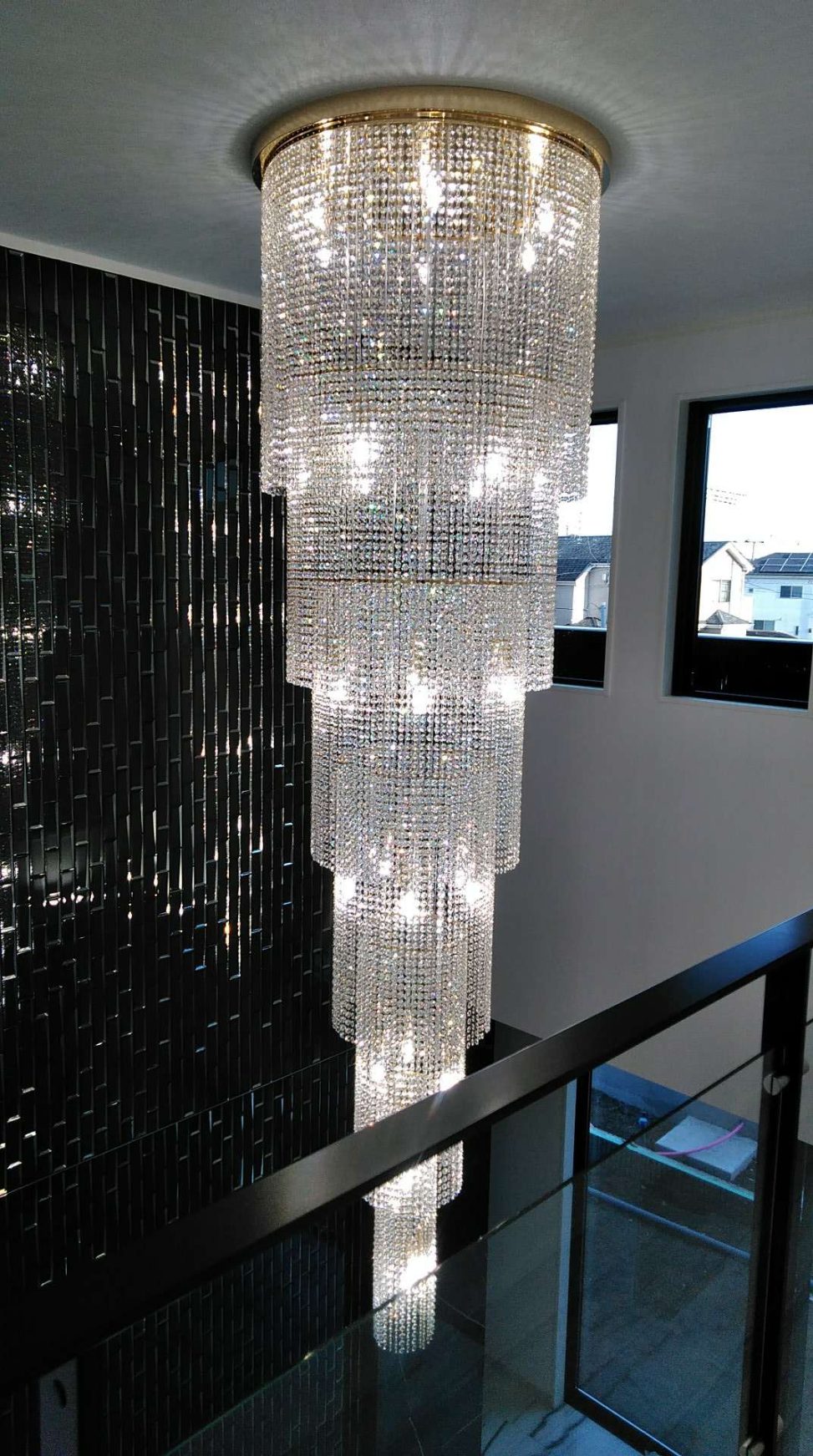 最新の海外インテリア照明の納品事例集 | 特注オーダー吹き抜けクリスタルシャンデリアを納品しました。 最新の海外インテリア照明の納品事例集 | 特注オーダー吹き抜けクリスタルシャンデリアを納品しました。
