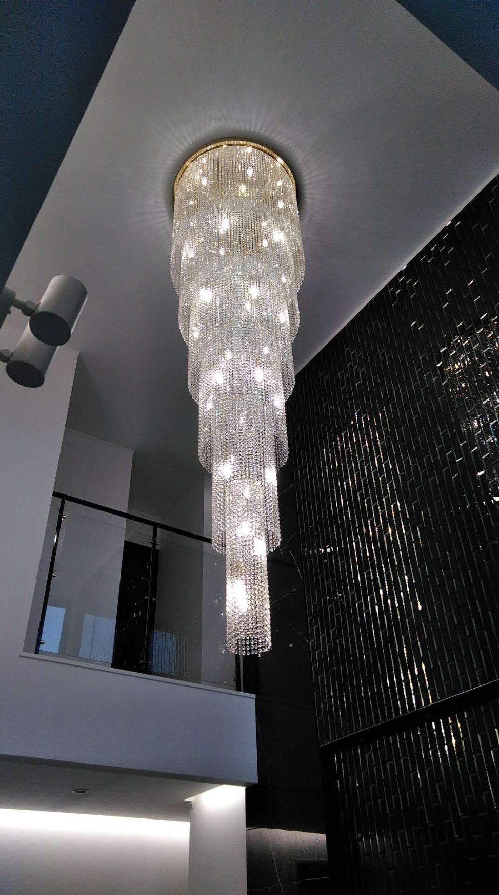 最新の海外インテリア照明の納品事例集 | 特注オーダー吹き抜けクリスタルシャンデリアを納品しました。 最新の海外インテリア照明の納品事例集 | 特注オーダー吹き抜けクリスタルシャンデリアを納品しました。