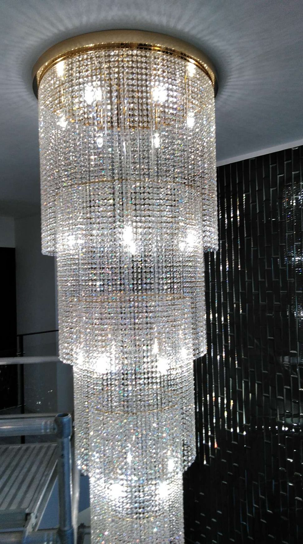 最新の海外インテリア照明の納品事例集 | 特注オーダー吹き抜けクリスタルシャンデリアを納品しました。 最新の海外インテリア照明の納品事例集 | 特注オーダー吹き抜けクリスタルシャンデリアを納品しました。