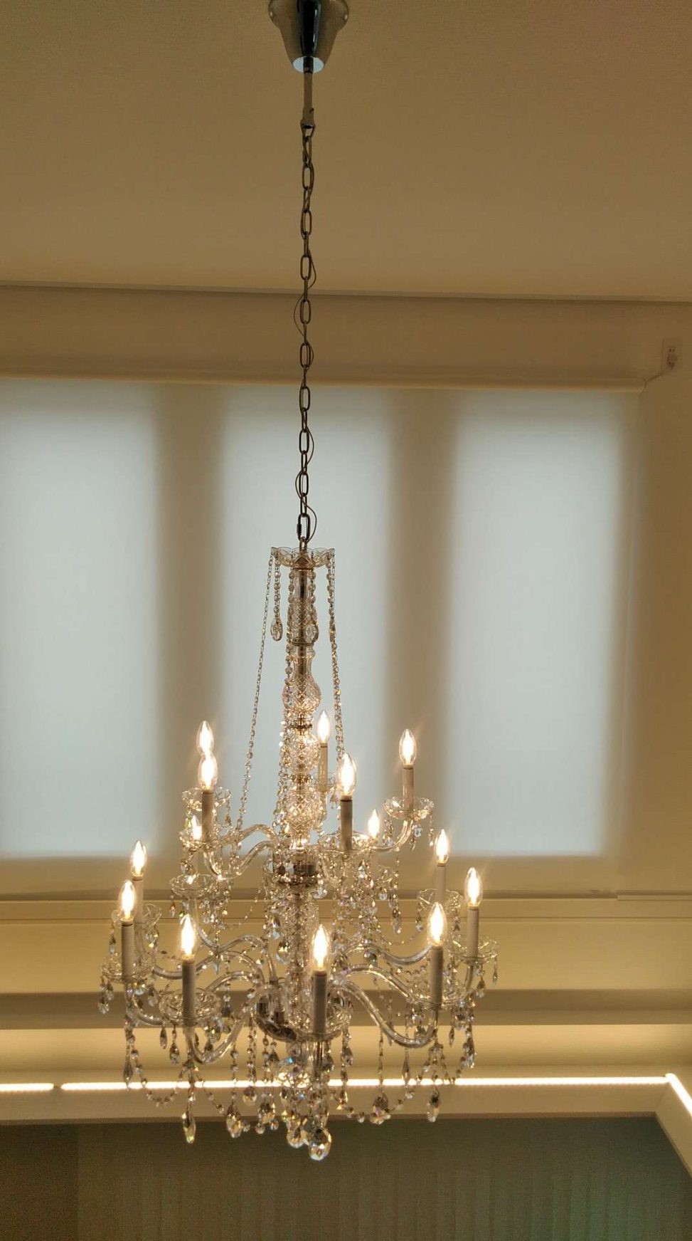 最新の海外インテリア照明の納品事例集 | 憧れの天高に、長いチェーンで吊るした上品なクリスタルシャンデリア。 最新の海外インテリア照明の納品事例集 | 憧れの天高に、長いチェーンで吊るした上品なクリスタルシャンデリア。