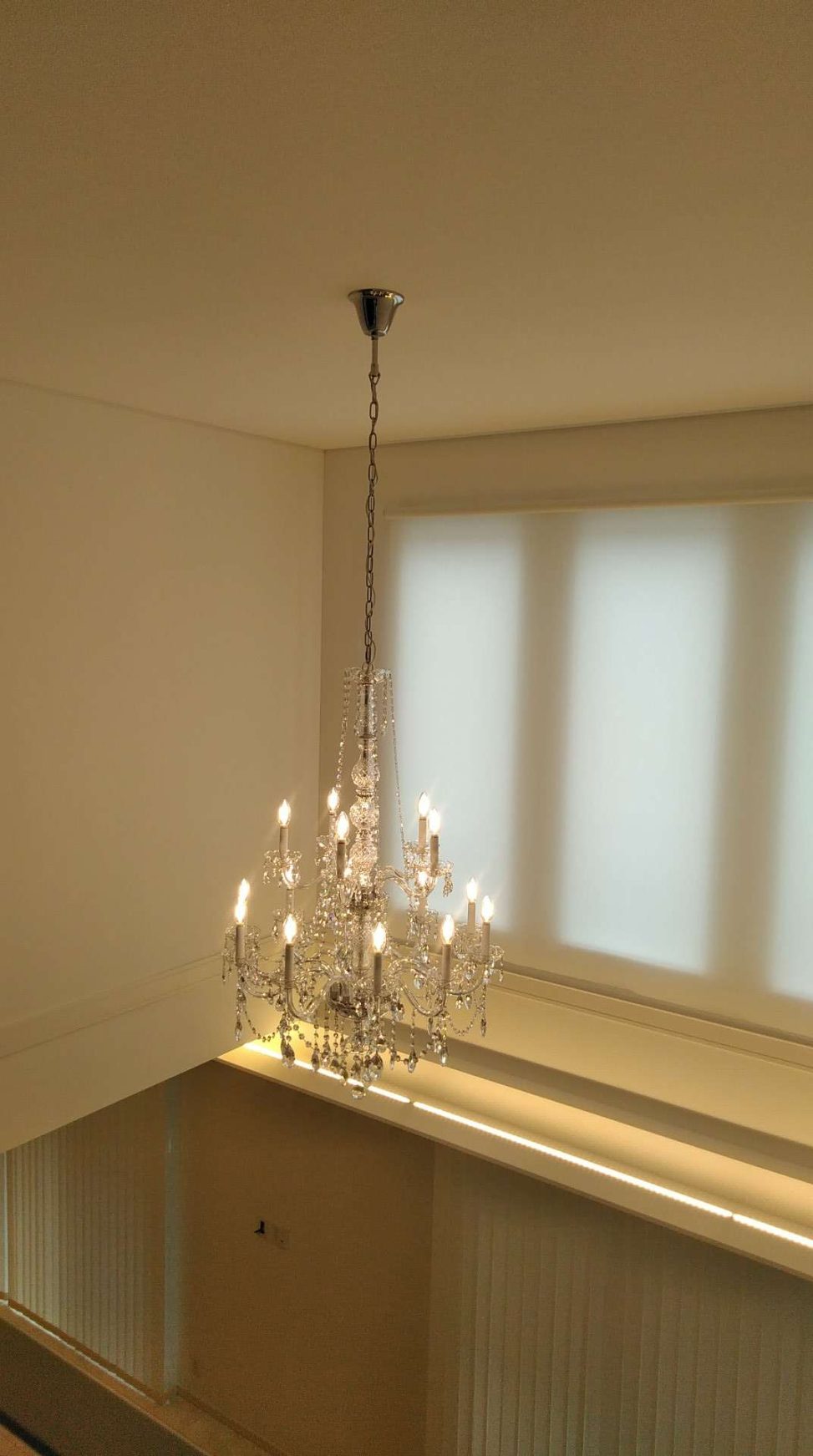 最新の海外インテリア照明の納品事例集 | 憧れの天高に、長いチェーンで吊るした上品なクリスタルシャンデリア。 最新の海外インテリア照明の納品事例集 | 憧れの天高に、長いチェーンで吊るした上品なクリスタルシャンデリア。