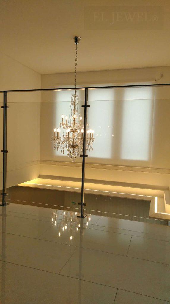 最新の海外インテリア照明の納品事例集 | 憧れの天高に、長いチェーンで吊るした上品なクリスタルシャンデリア。 最新の海外インテリア照明の納品事例集 | 憧れの天高に、長いチェーンで吊るした上品なクリスタルシャンデリア。