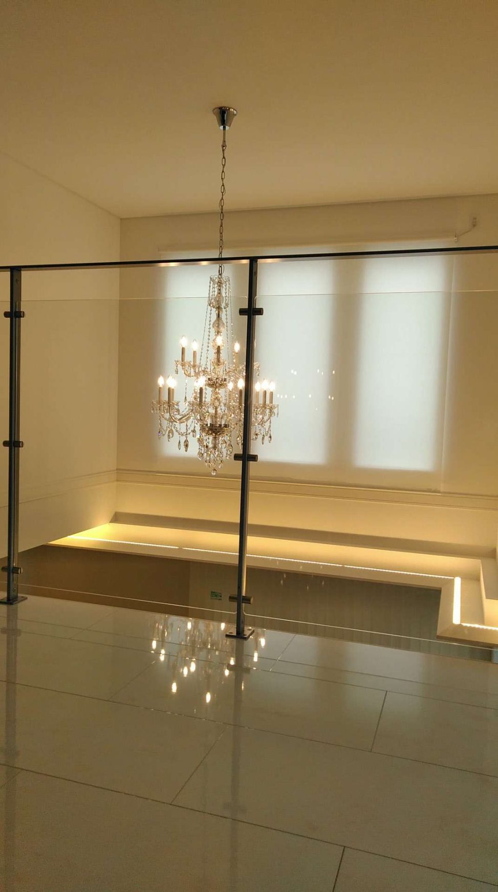 最新の海外インテリア照明の納品事例集 | 憧れの天高に、長いチェーンで吊るした上品なクリスタルシャンデリア。 最新の海外インテリア照明の納品事例集 | 憧れの天高に、長いチェーンで吊るした上品なクリスタルシャンデリア。