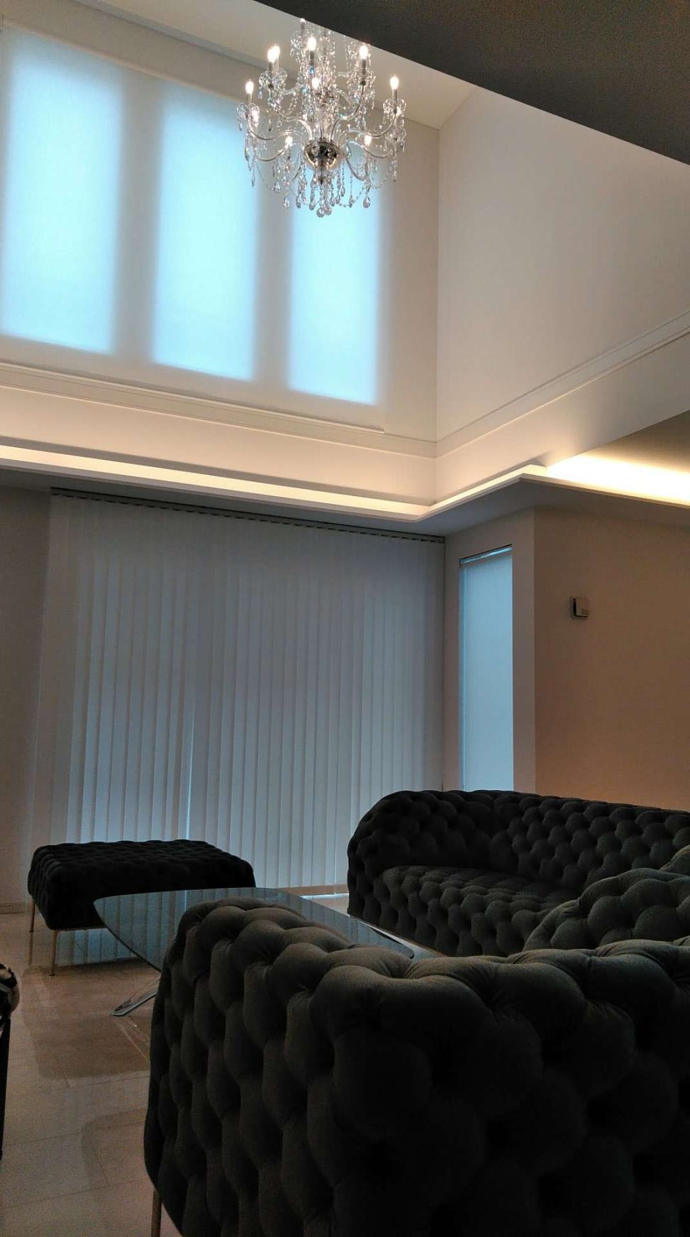 最新の海外インテリア照明の納品事例集 | 憧れの天高に、長いチェーンで吊るした上品なクリスタルシャンデリア。 最新の海外インテリア照明の納品事例集 | 憧れの天高に、長いチェーンで吊るした上品なクリスタルシャンデリア。