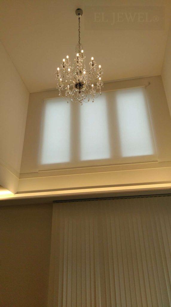 最新の海外インテリア照明の納品事例集 | 憧れの天高に、長いチェーンで吊るした上品なクリスタルシャンデリア。 最新の海外インテリア照明の納品事例集 | 憧れの天高に、長いチェーンで吊るした上品なクリスタルシャンデリア。