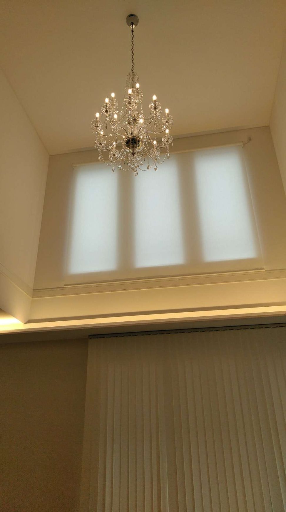 最新の海外インテリア照明の納品事例集 | 憧れの天高に、長いチェーンで吊るした上品なクリスタルシャンデリア。 最新の海外インテリア照明の納品事例集 | 憧れの天高に、長いチェーンで吊るした上品なクリスタルシャンデリア。