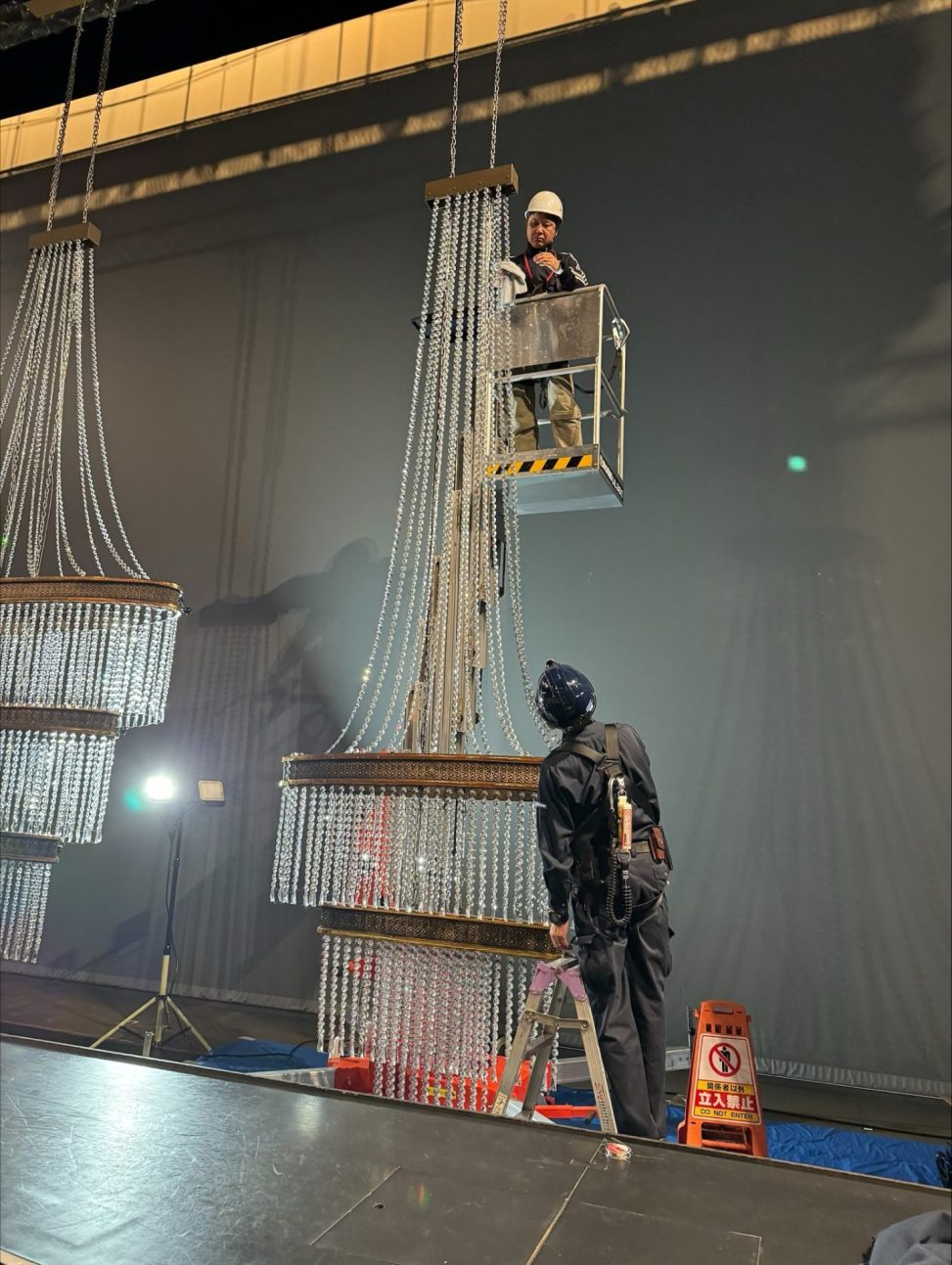 最新の海外インテリア照明の納品事例集 | 大型のクリスタルシャンデリアの取り付けはお任せください。 最新の海外インテリア照明の納品事例集 | 大型のクリスタルシャンデリアの取り付けはお任せください。