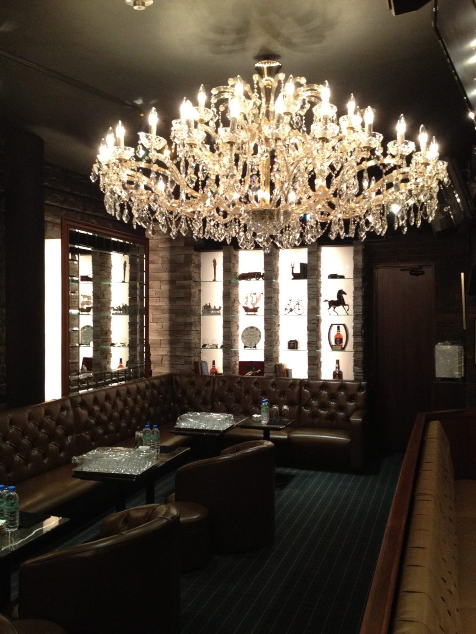 最新の海外インテリア照明の納品事例集 | 六本木クラブミロウ店様に特注オーダーメイドシャンデリアを納品しました。 最新の海外インテリア照明の納品事例集 | 六本木クラブミロウ店様に特注オーダーメイドシャンデリアを納品しました。