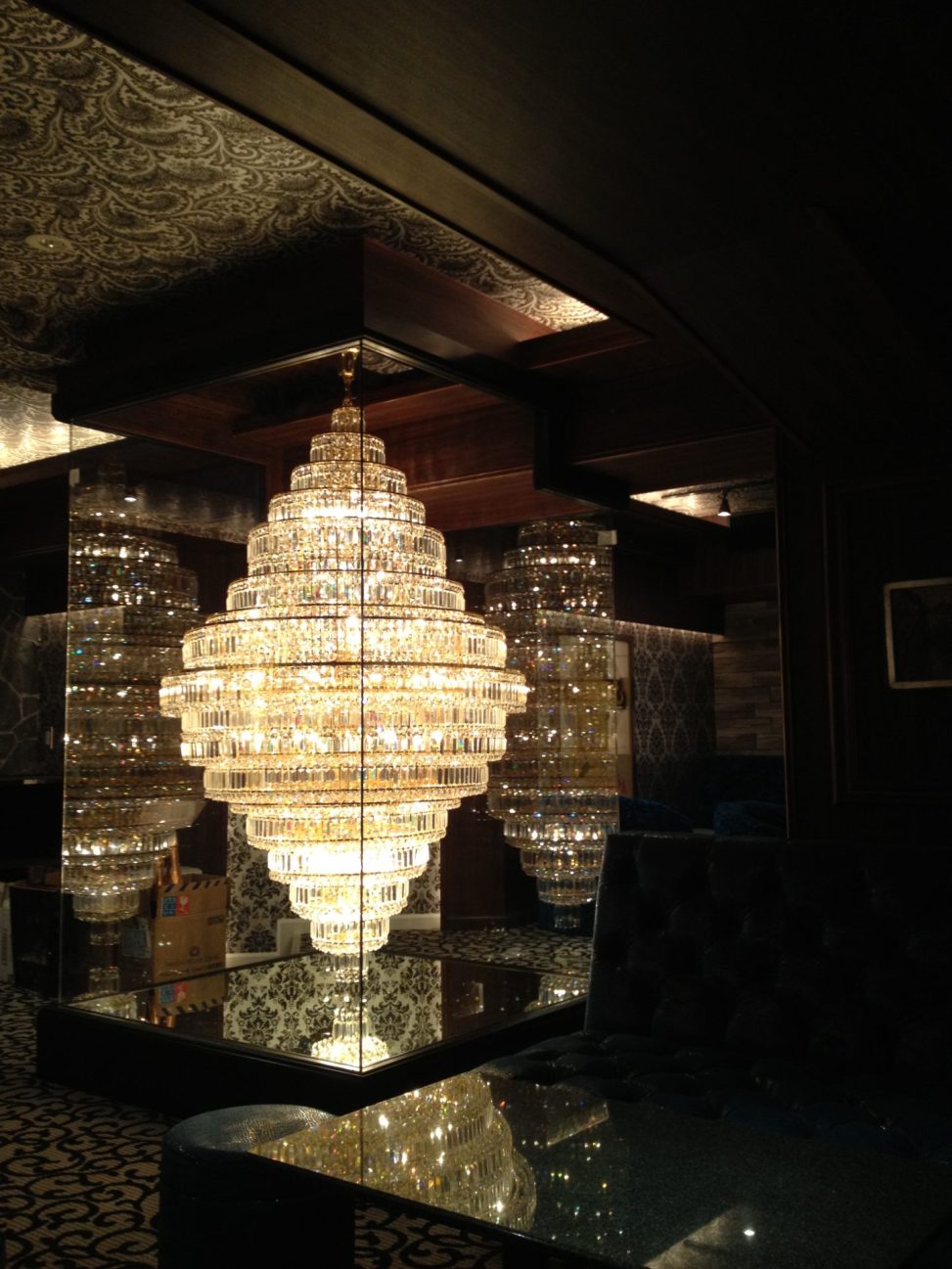 最新の海外インテリア照明の納品事例集 | 六本木クラブミロウ店様に特注オーダーメイドシャンデリアを納品しました。 最新の海外インテリア照明の納品事例集 | 六本木クラブミロウ店様に特注オーダーメイドシャンデリアを納品しました。