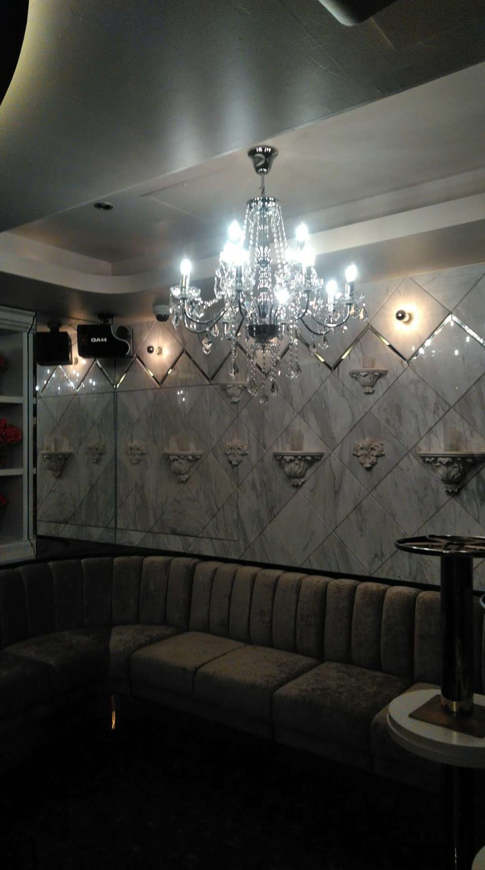 最新の海外インテリア照明の納品事例集 | 新宿ホストクラブ様にシャンデリアを納品させていただきました。 最新の海外インテリア照明の納品事例集 | 新宿ホストクラブ様にシャンデリアを納品させていただきました。