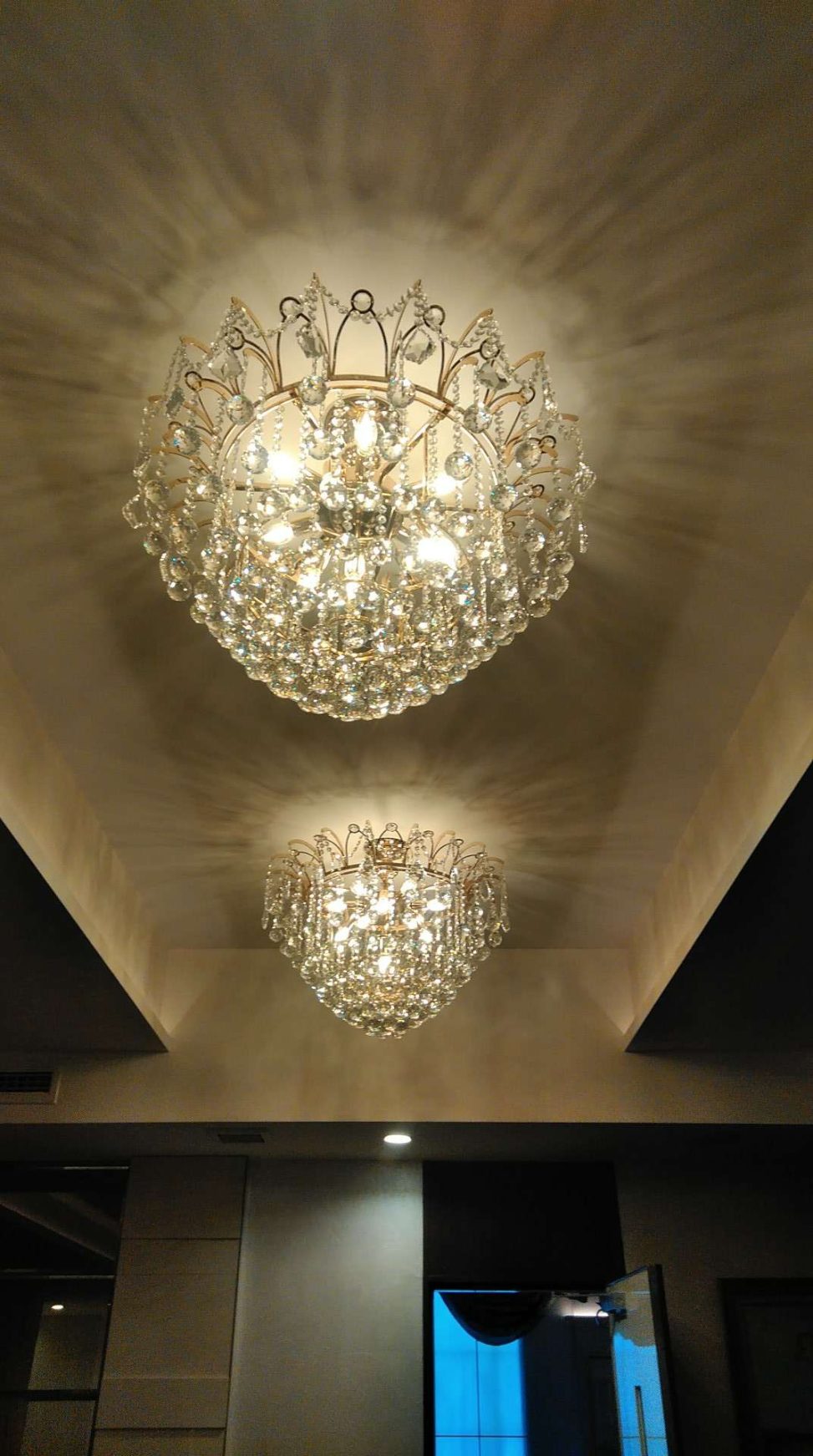 最新の海外インテリア照明の納品事例集 | 銀座クラブ様へシェードクリスタルシャンデリアとシーリングシャンデリアを納品&施工 最新の海外インテリア照明の納品事例集 | 銀座クラブ様へシェードクリスタルシャンデリアとシーリングシャンデリアを納品&施工