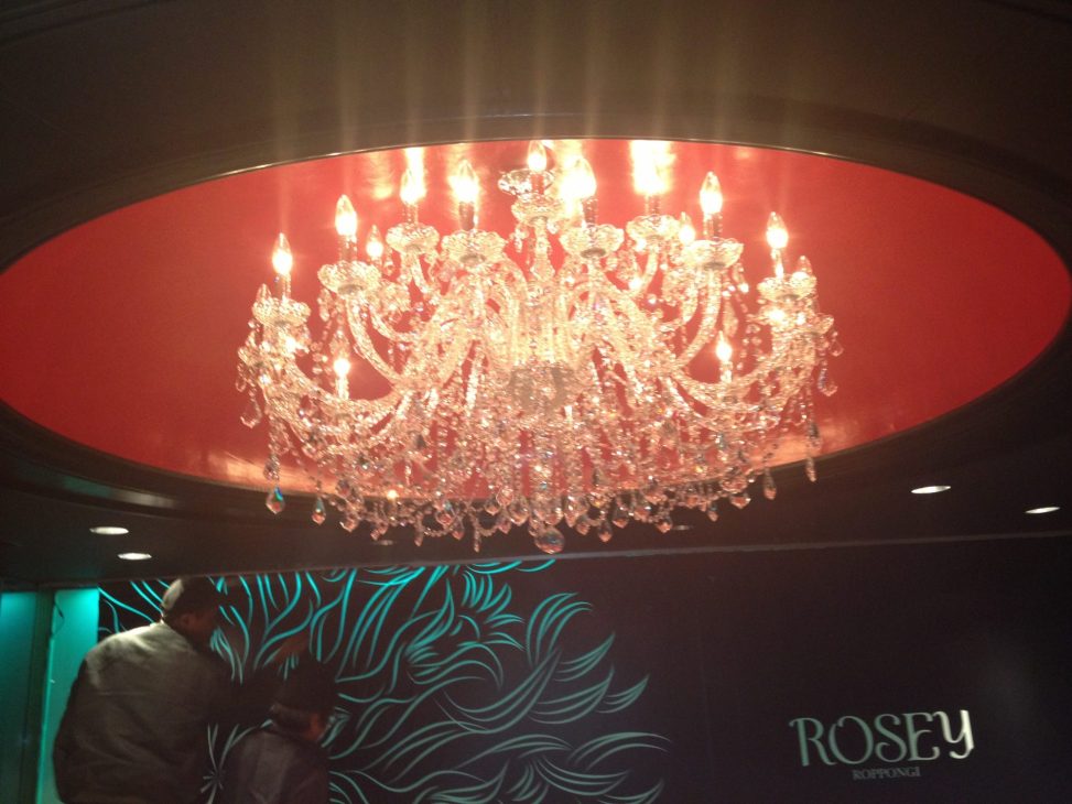 最新の海外インテリア照明の納品事例集 | 六本木のクラブローゼス店様にクリスタルシャンデリアを納品しました。 最新の海外インテリア照明の納品事例集 | 六本木のクラブローゼス店様にクリスタルシャンデリアを納品しました。