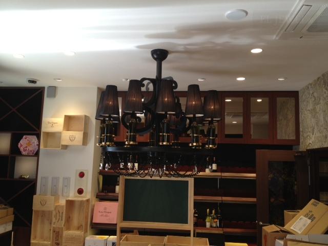 最新の海外インテリア照明の納品事例集 | バーにブラックシェードのブラケットとシャンデリアを納品しました。 最新の海外インテリア照明の納品事例集 | バーにブラックシェードのブラケットとシャンデリアを納品しました。