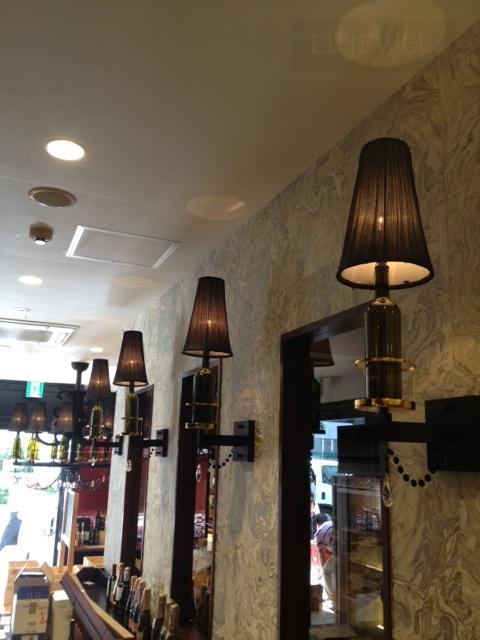 最新の海外インテリア照明の納品事例集 | バーにブラックシェードのブラケットとシャンデリアを納品しました。 最新の海外インテリア照明の納品事例集 | バーにブラックシェードのブラケットとシャンデリアを納品しました。