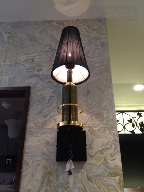 最新の海外インテリア照明の納品事例集 | バーにブラックシェードのブラケットとシャンデリアを納品しました。 最新の海外インテリア照明の納品事例集 | バーにブラックシェードのブラケットとシャンデリアを納品しました。