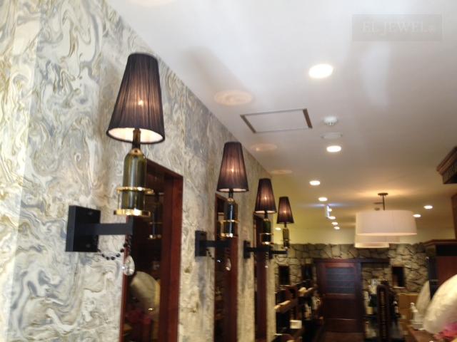 最新の海外インテリア照明の納品事例集 | バーにブラックシェードのブラケットとシャンデリアを納品しました。 最新の海外インテリア照明の納品事例集 | バーにブラックシェードのブラケットとシャンデリアを納品しました。