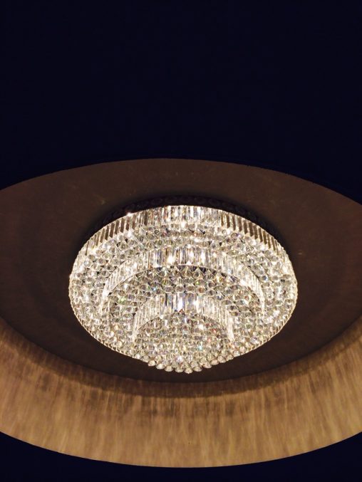 インテリア照明の納品実績 | 印旛カントリークラブクラブハウス様に豪華な大型クリスタルシャンデリアの納品しました。