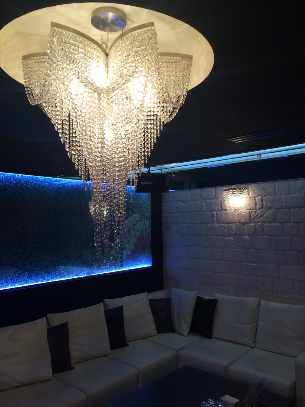 最新の海外インテリア照明の納品事例集 | 名古屋市クラブシェリー様にクリスタルシャンデリアとクリスタルラインカーテンを納品しました。 最新の海外インテリア照明の納品事例集 | 名古屋市クラブシェリー様にクリスタルシャンデリアとクリスタルラインカーテンを納品しました。
