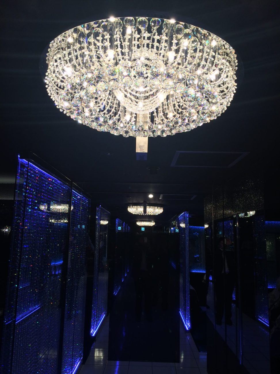 最新の海外インテリア照明の納品事例集 | 名古屋市クラブシェリー様にクリスタルシャンデリアとクリスタルラインカーテンを納品しました。 最新の海外インテリア照明の納品事例集 | 名古屋市クラブシェリー様にクリスタルシャンデリアとクリスタルラインカーテンを納品しました。