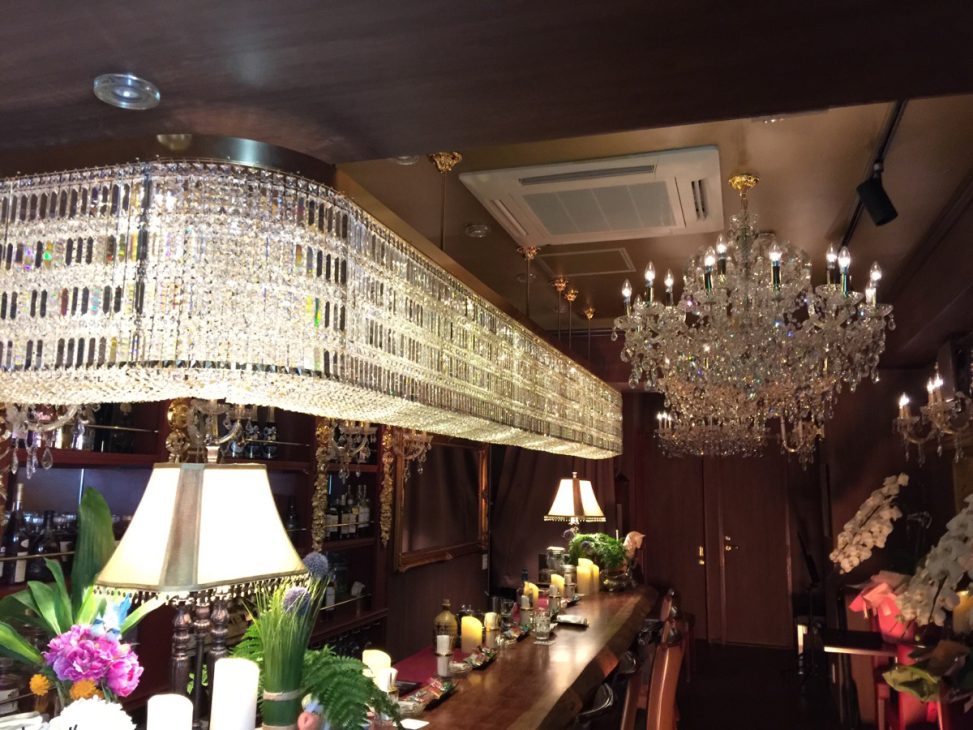 最新の海外インテリア照明の納品事例集 | 銀座のバーT様に豪華なラインクリスタルのオーダーメイドシャンデリアを納品しました。 最新の海外インテリア照明の納品事例集 | 銀座のバーT様に豪華なラインクリスタルのオーダーメイドシャンデリアを納品しました。