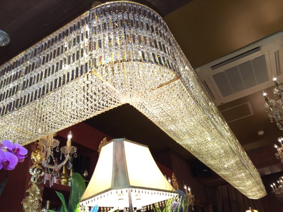 最新の海外インテリア照明の納品事例集 | 銀座のバーT様に豪華なラインクリスタルのオーダーメイドシャンデリアを納品しました。 最新の海外インテリア照明の納品事例集 | 銀座のバーT様に豪華なラインクリスタルのオーダーメイドシャンデリアを納品しました。