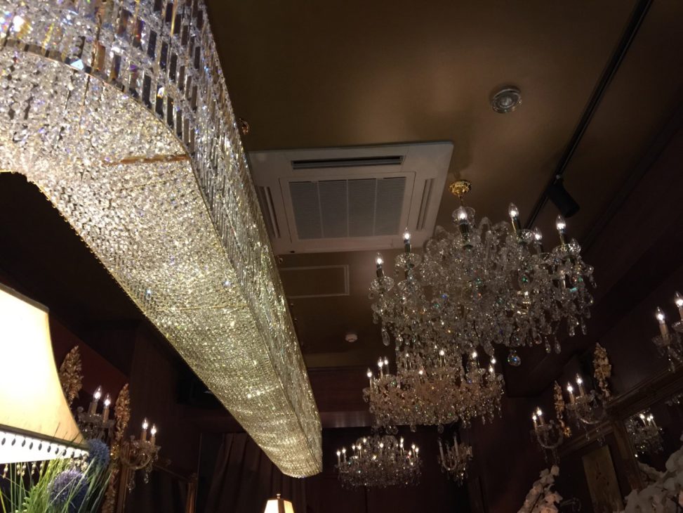 最新の海外インテリア照明の納品事例集 | 銀座のバーT様に豪華なラインクリスタルのオーダーメイドシャンデリアを納品しました。 最新の海外インテリア照明の納品事例集 | 銀座のバーT様に豪華なラインクリスタルのオーダーメイドシャンデリアを納品しました。