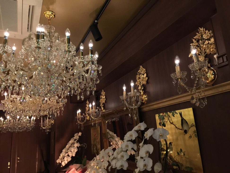 最新の海外インテリア照明の納品事例集 | 銀座のバーT様に豪華なラインクリスタルのオーダーメイドシャンデリアを納品しました。 最新の海外インテリア照明の納品事例集 | 銀座のバーT様に豪華なラインクリスタルのオーダーメイドシャンデリアを納品しました。