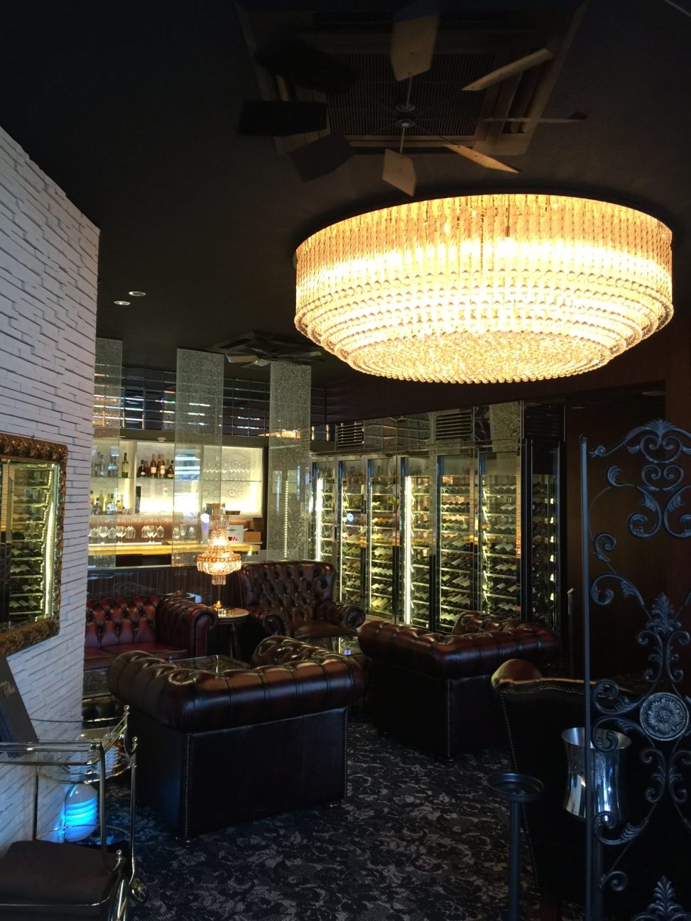 最新の海外インテリア照明の納品事例集 | 名古屋市のTEPPAN DINING様の豪華オーダーメイドの特注シャンデリアを納品しました。 最新の海外インテリア照明の納品事例集 | 名古屋市のTEPPAN DINING様の豪華オーダーメイドの特注シャンデリアを納品しました。